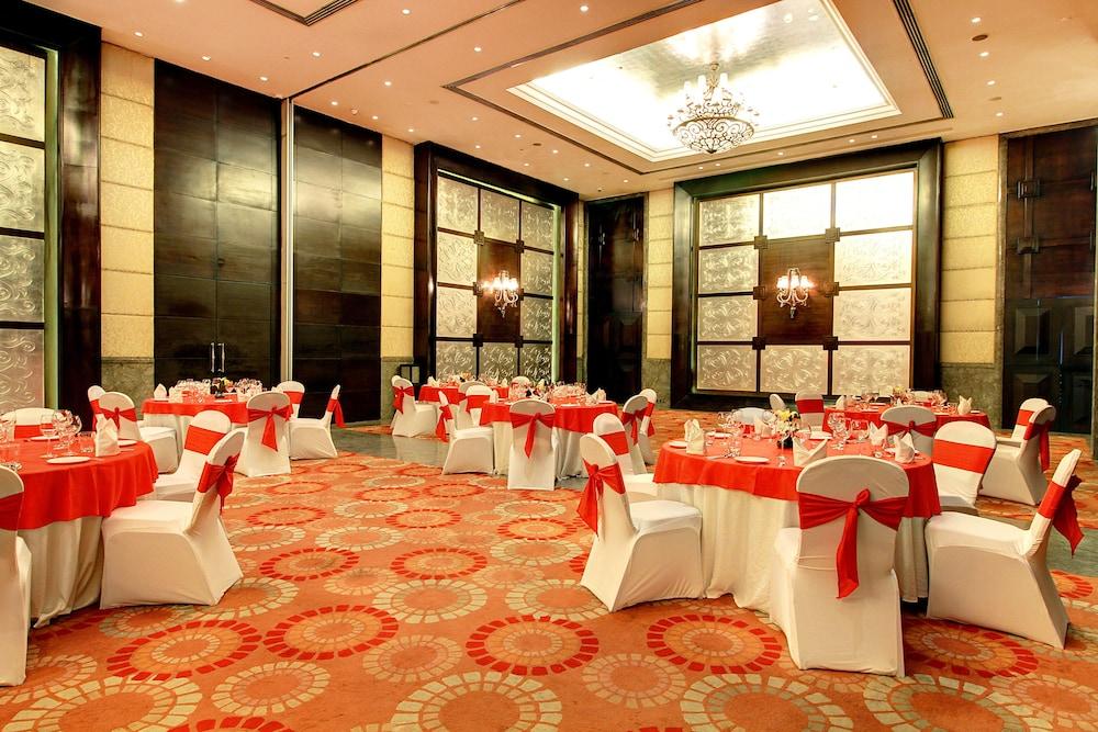 The Pllazio Hotel Гургаон Екстериор снимка