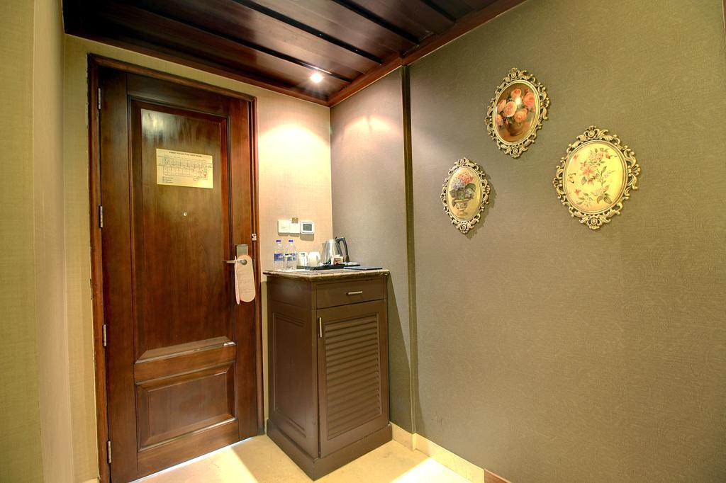 The Pllazio Hotel Гургаон Екстериор снимка