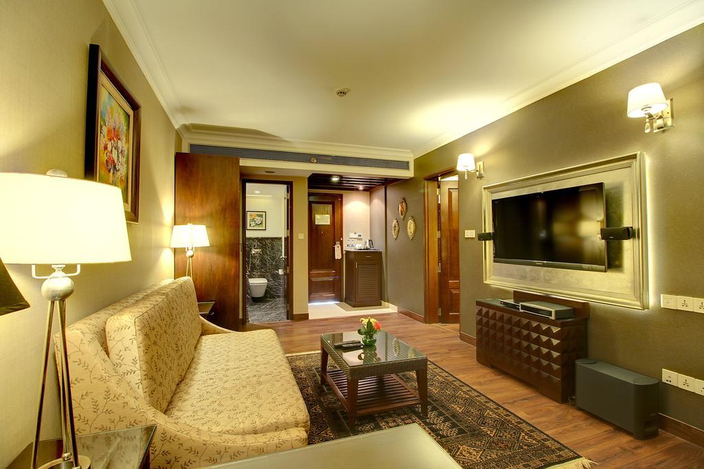 The Pllazio Hotel Гургаон Екстериор снимка
