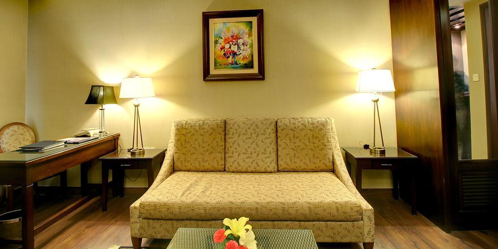 The Pllazio Hotel Гургаон Екстериор снимка
