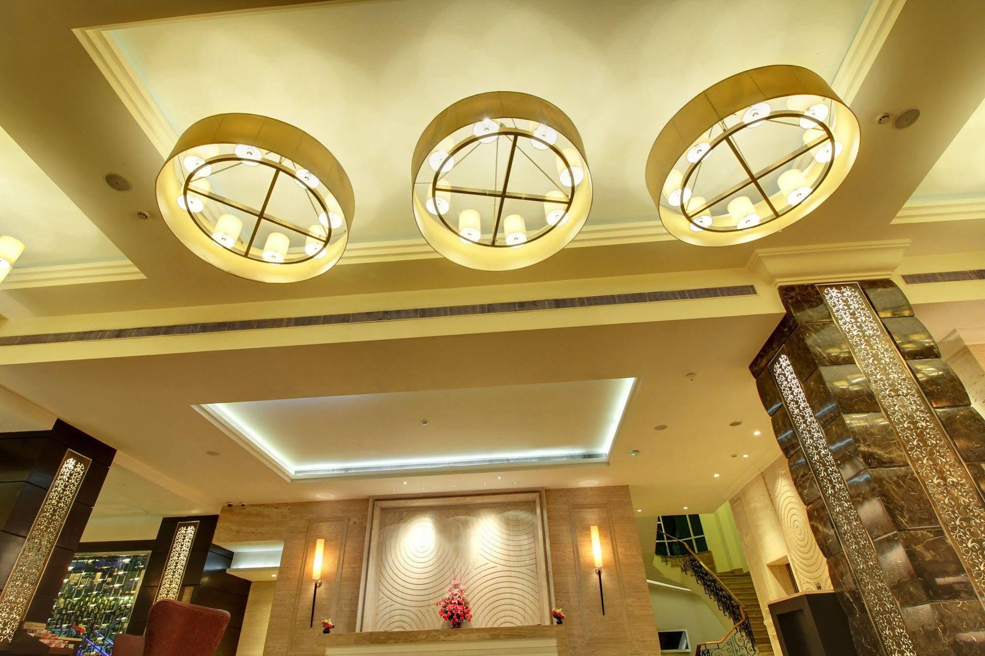 The Pllazio Hotel Гургаон Екстериор снимка