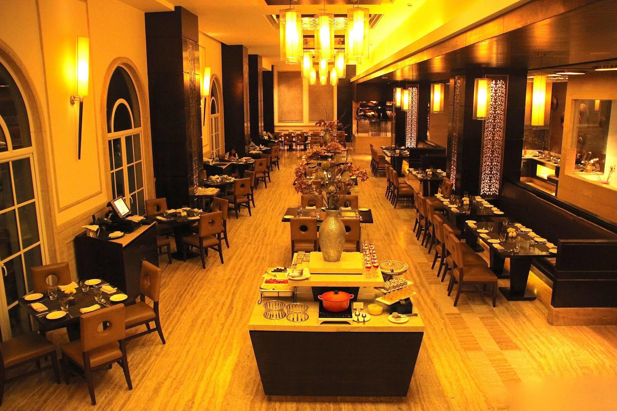 The Pllazio Hotel Гургаон Екстериор снимка