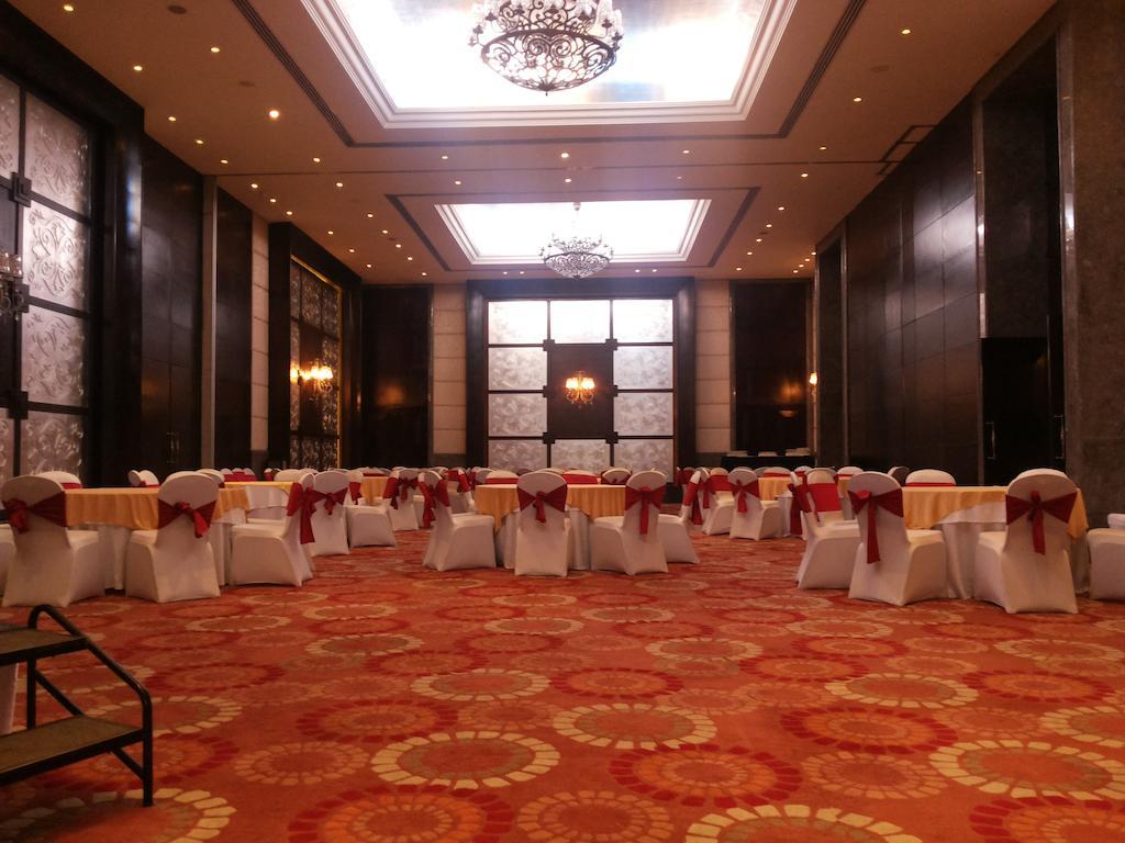 The Pllazio Hotel Гургаон Екстериор снимка